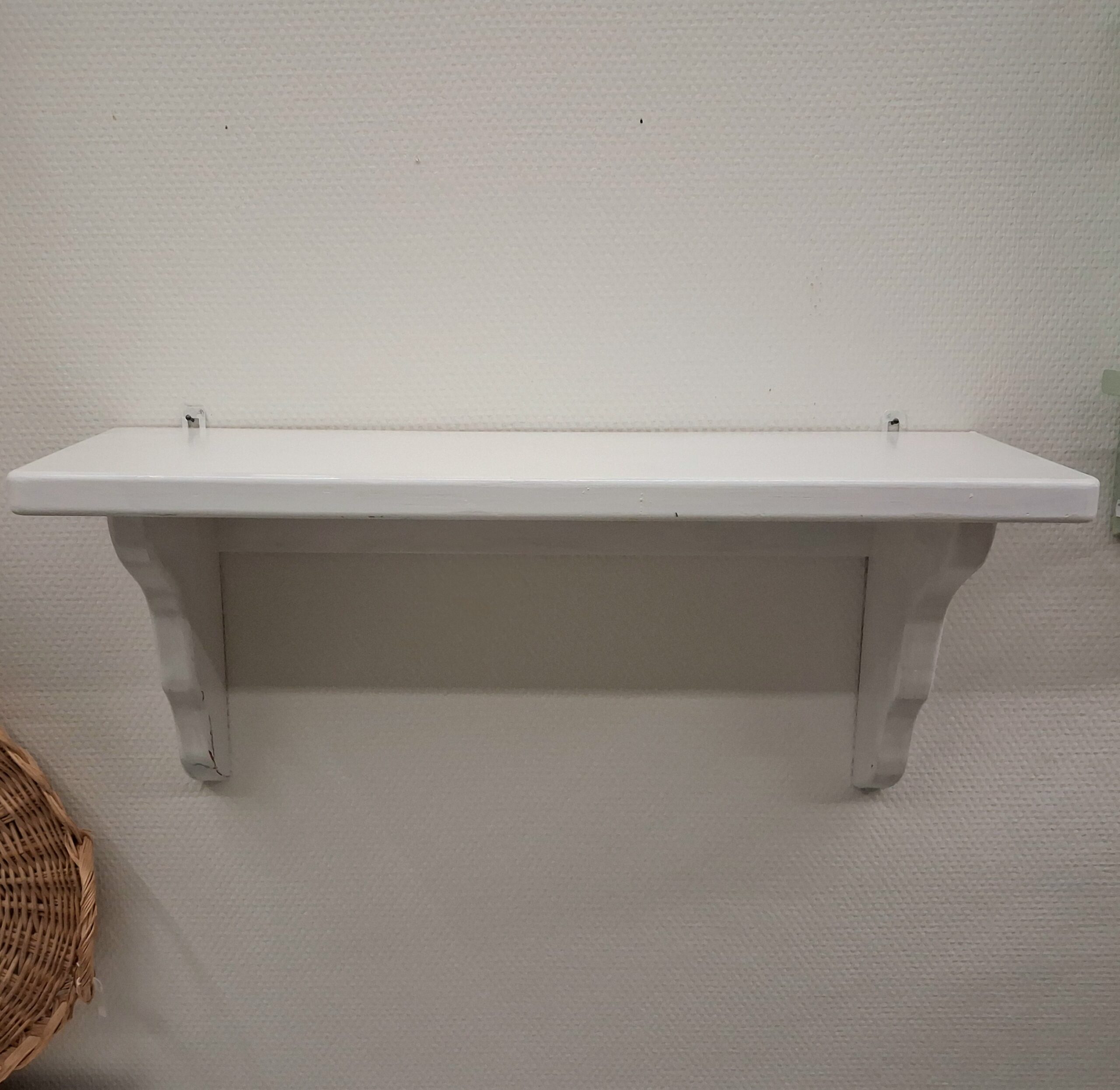 Gammel hvidmalet hylde