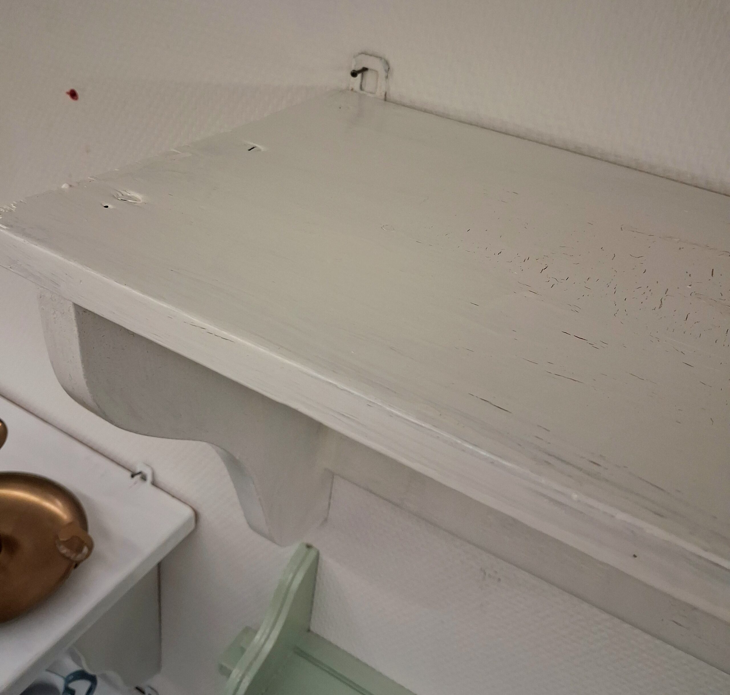 Gammel hvidmalet hylde