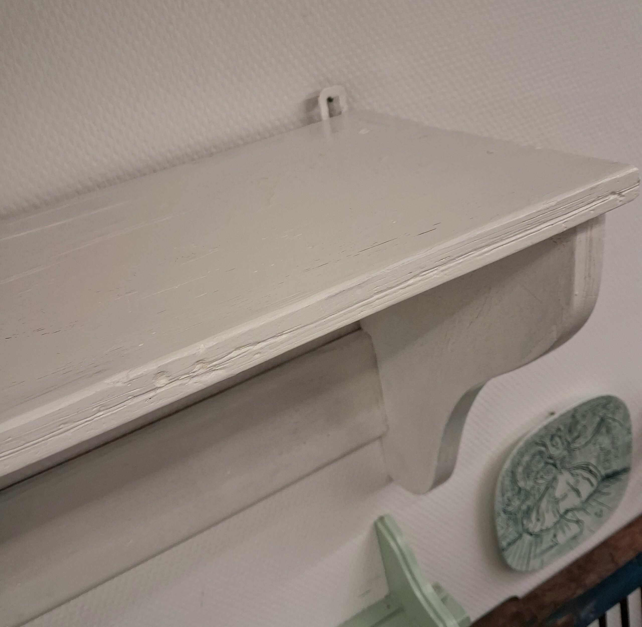 Gammel hvidmalet hylde