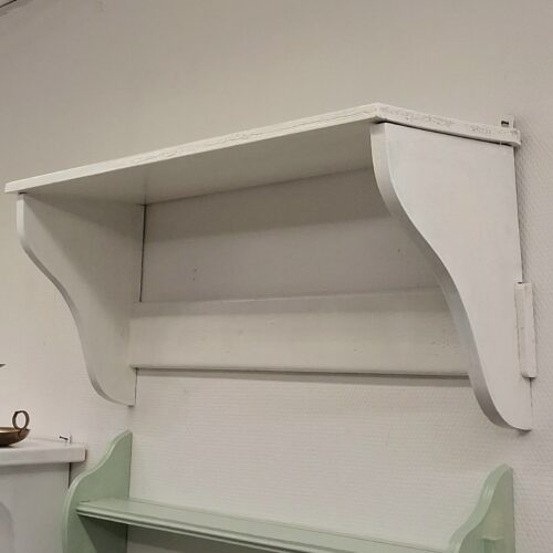 Gammel hvidmalet hylde – flot og praktisk