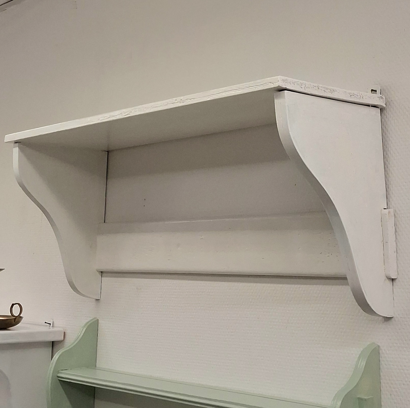 Gammel hvidmalet hylde - flot og praktisk