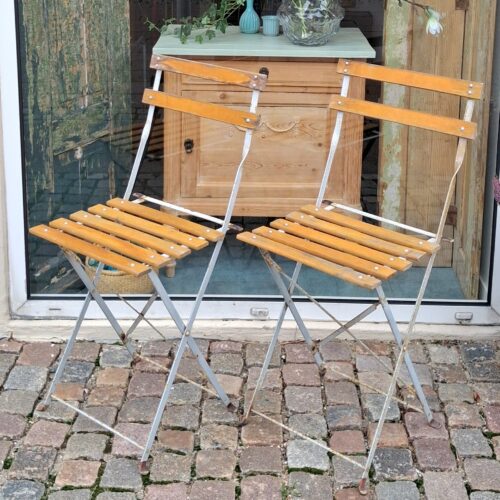 Klapstol i jern og træ – med fin patina