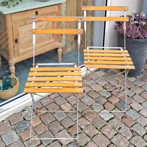 Klapstol i jern og træ – med fin patina