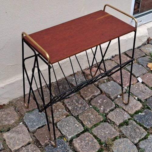 Flot retro magasin holder med messing og teak hylde