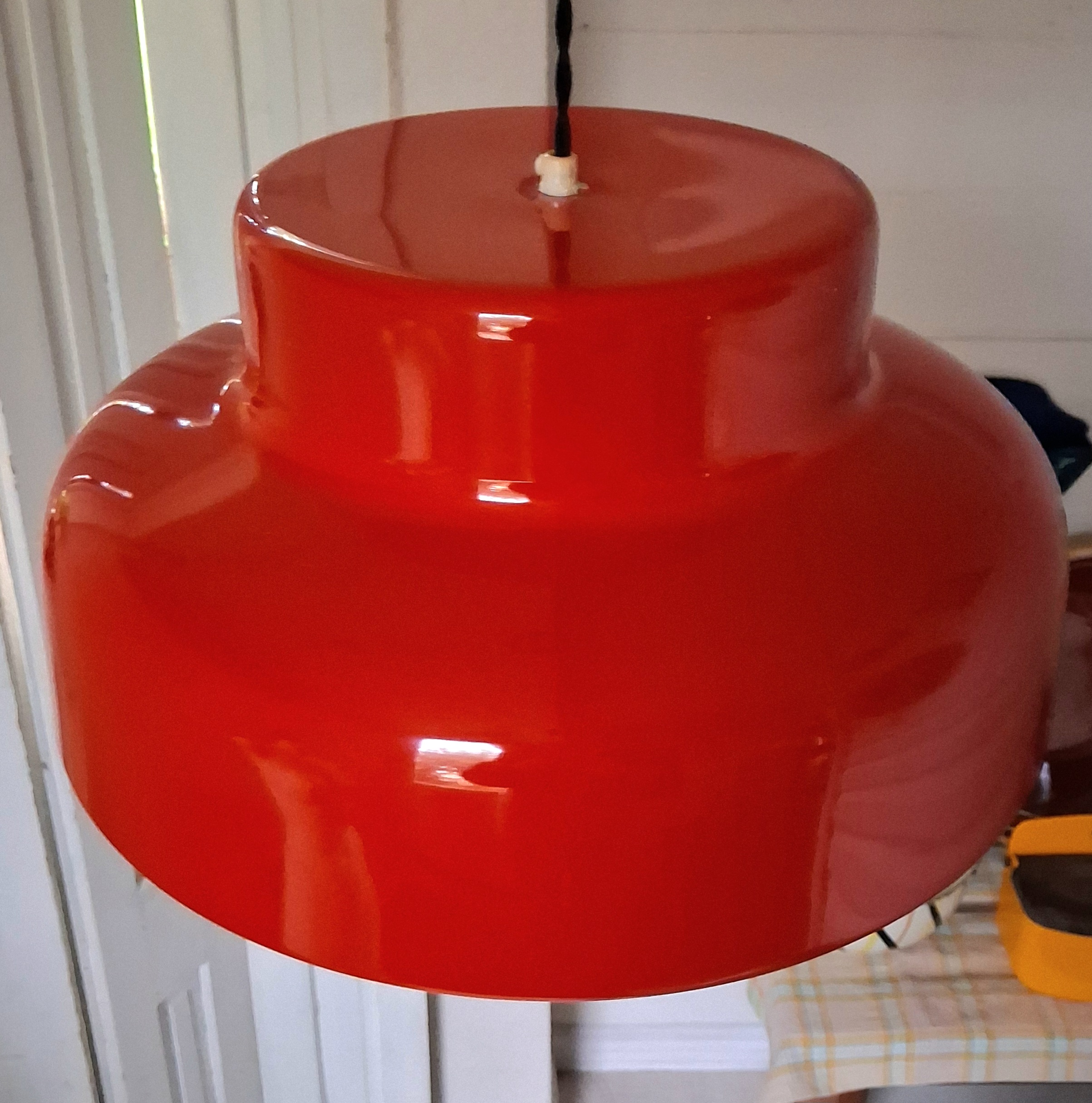 Retro loftlampe i rødt metal med ny stofledning