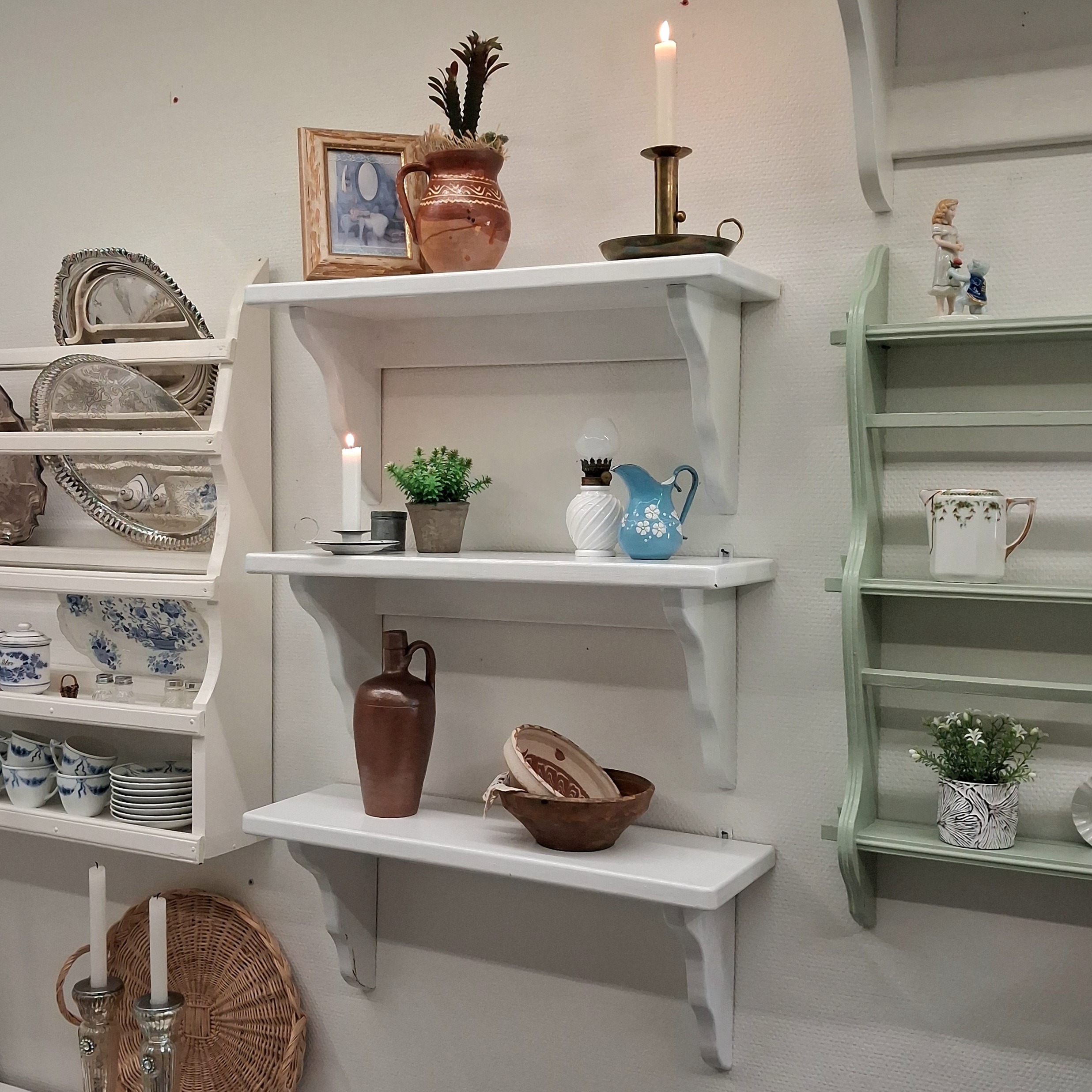Gammel hvidmalet hylde - flot og praktisk