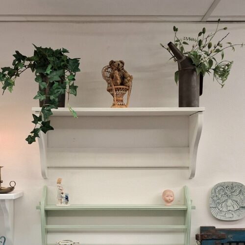 Gammel hvidmalet hylde – flot og praktisk