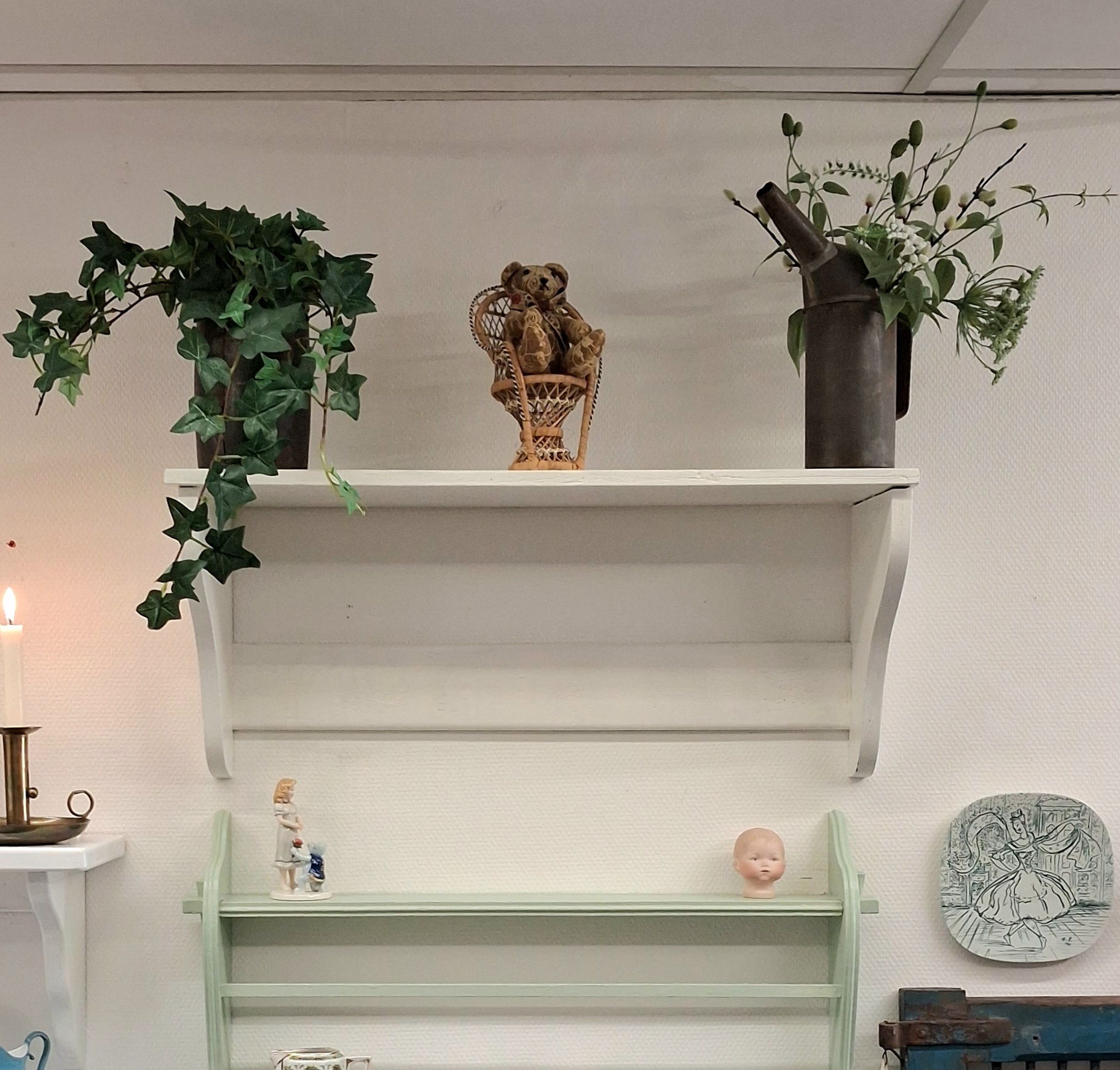 Gammel hvidmalet hylde