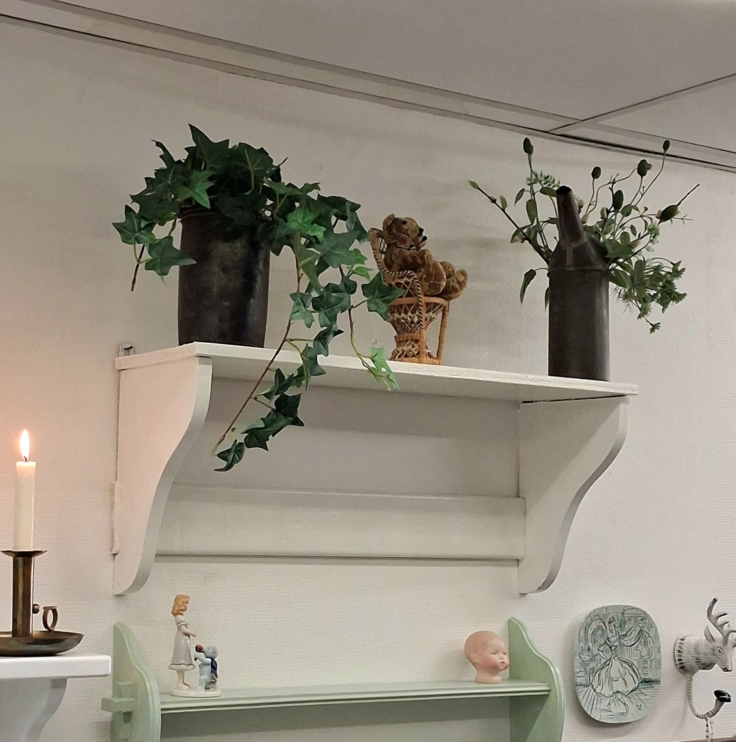 Gammel hvidmalet hylde - flot og praktisk