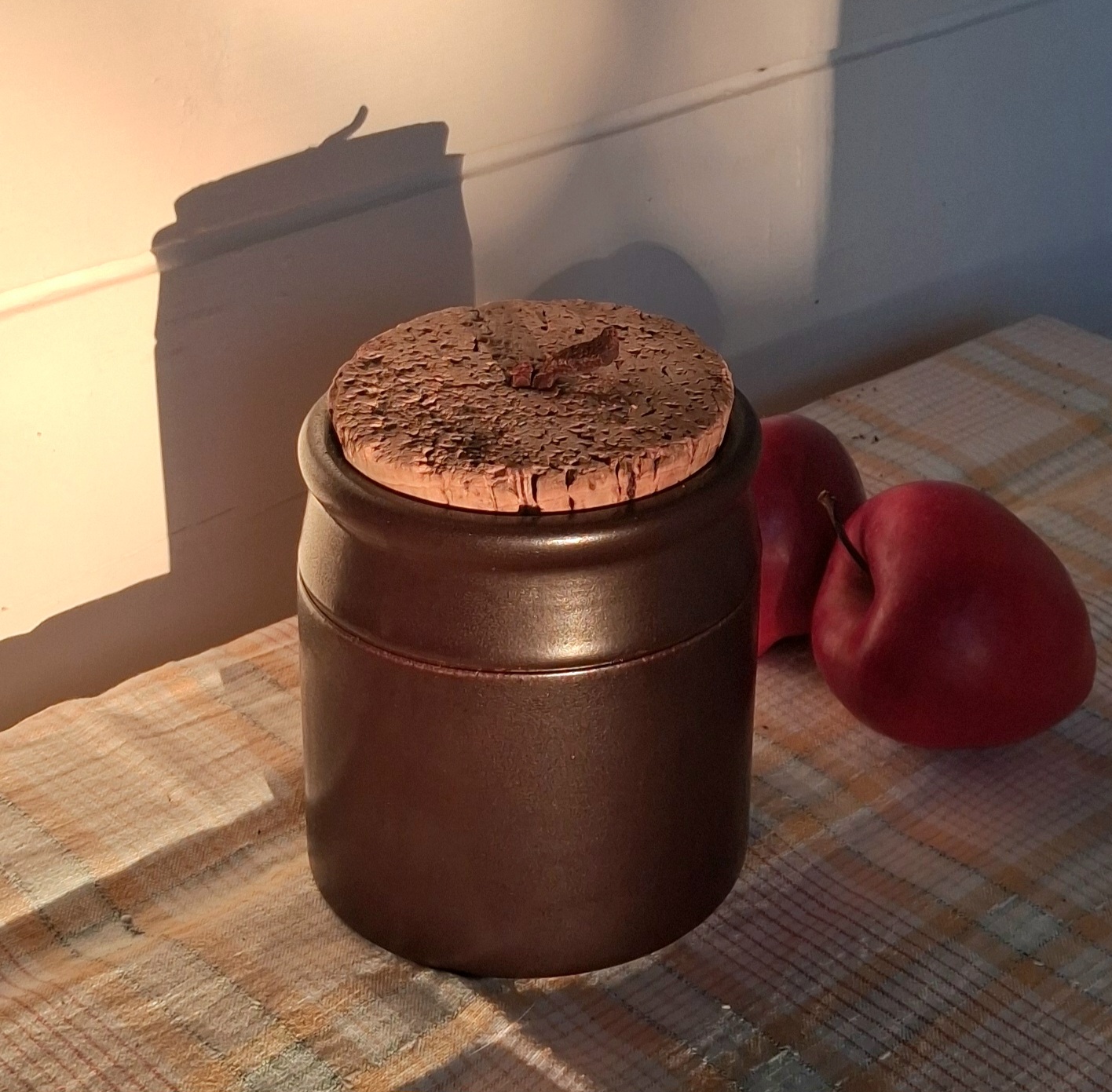 Svensk Höganäs krukke med korklåg