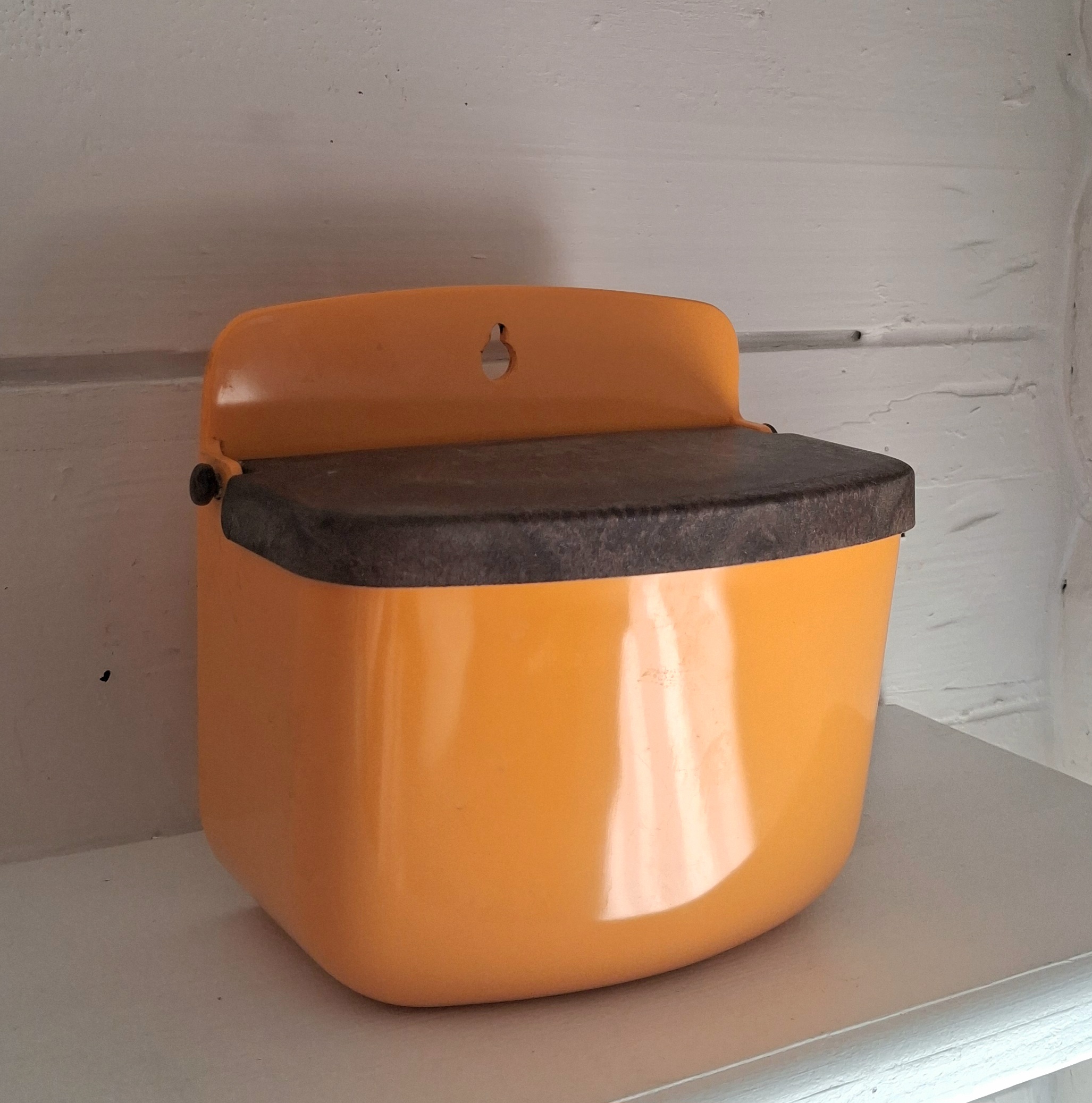 Flot gult Rosti saltkar i plast med låg