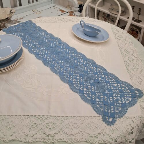 Flot blå kniplet bordløber i smukt mønster