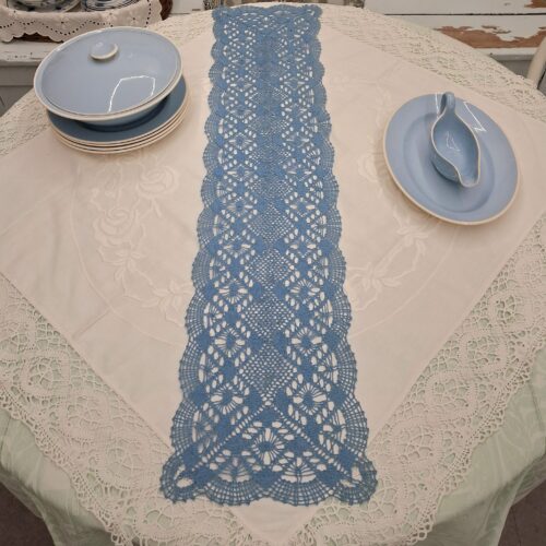 Flot blå kniplet bordløber i smukt mønster