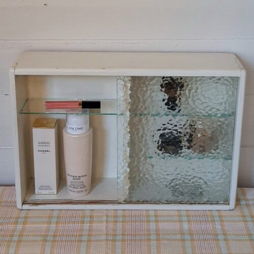 Fint retro medicinskab med glaslåger og hylder