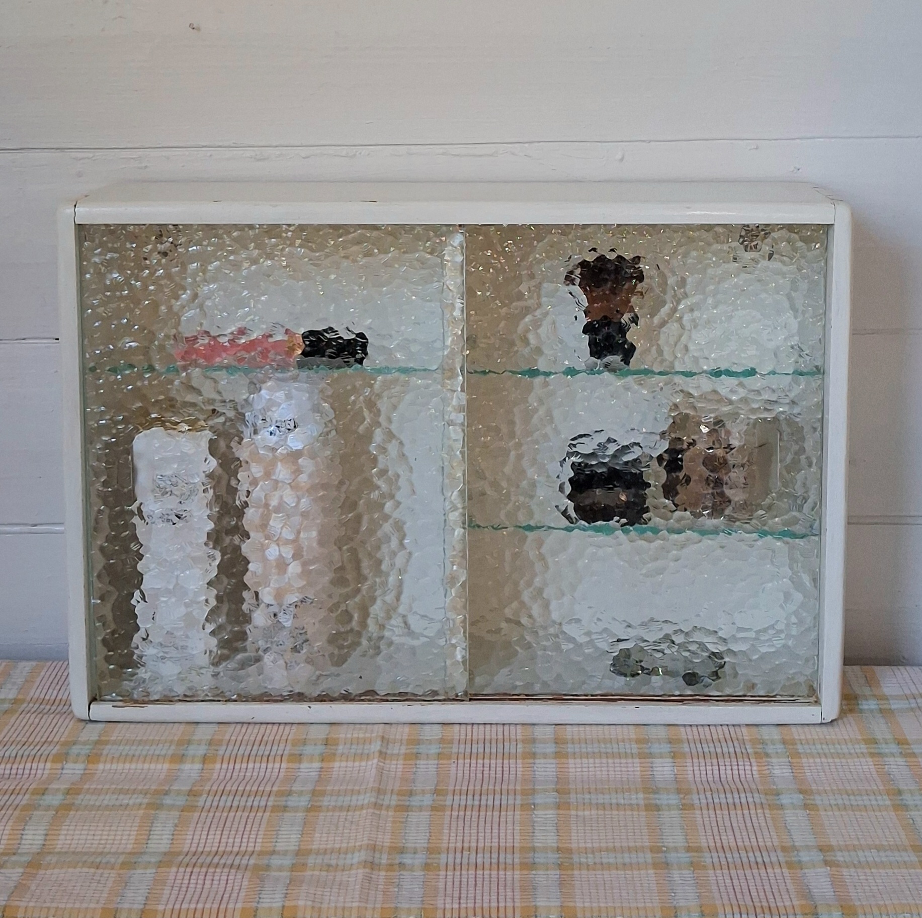 Flot retro medicin skab med glaslåger og hylder