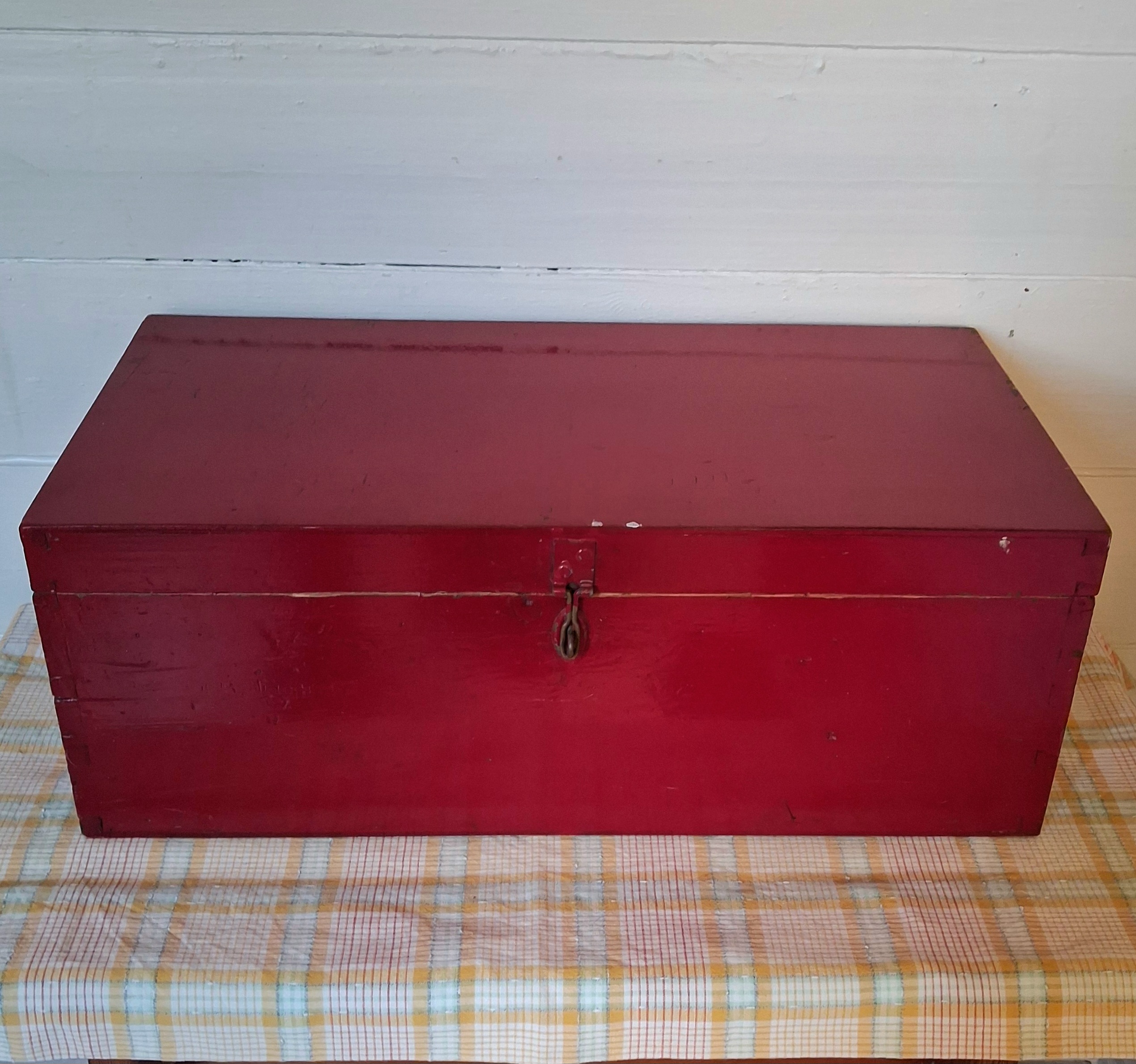 Flot gammel vinrød trækasse