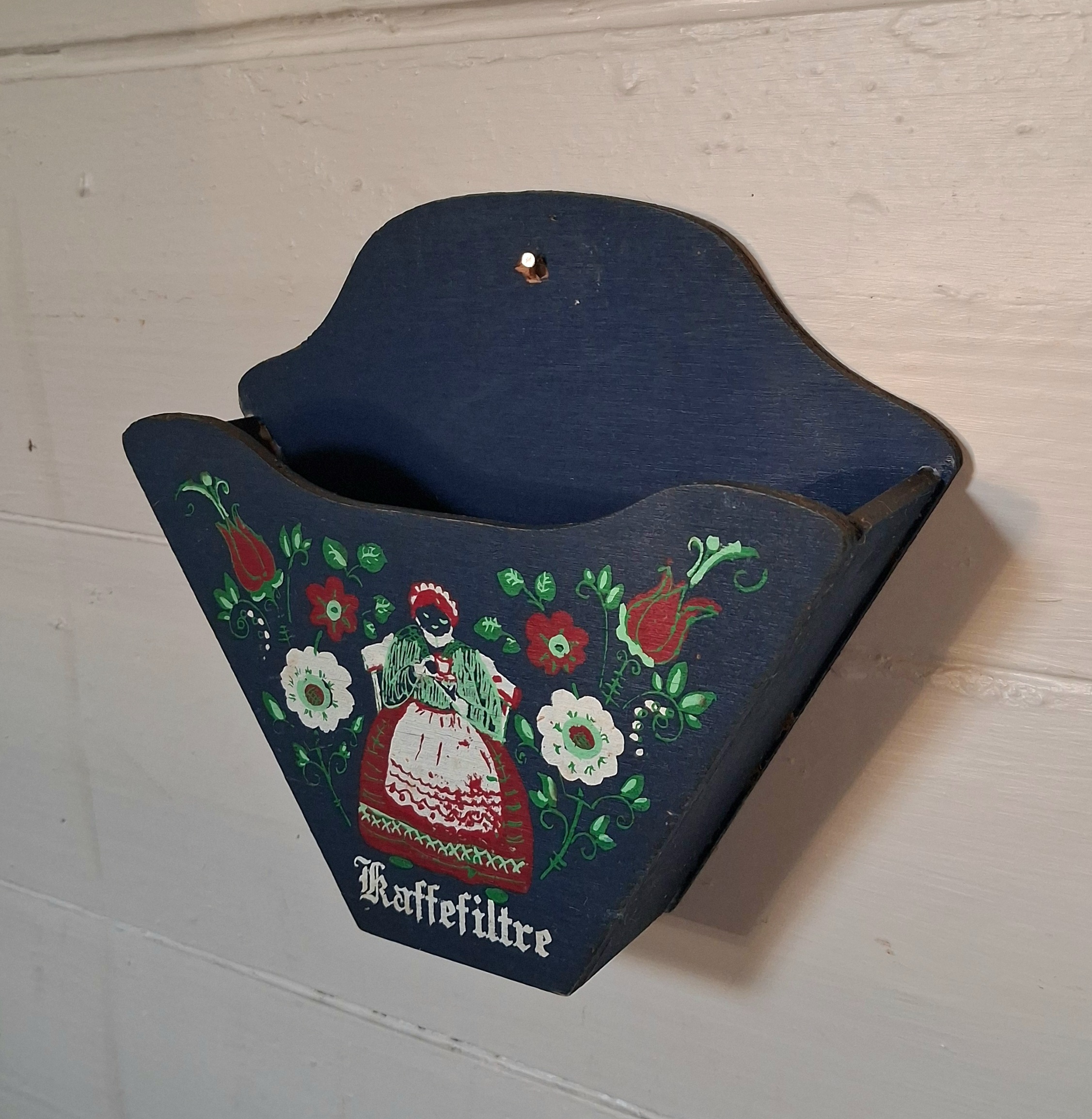 Sød kaffefilter holder i træ i fin stand