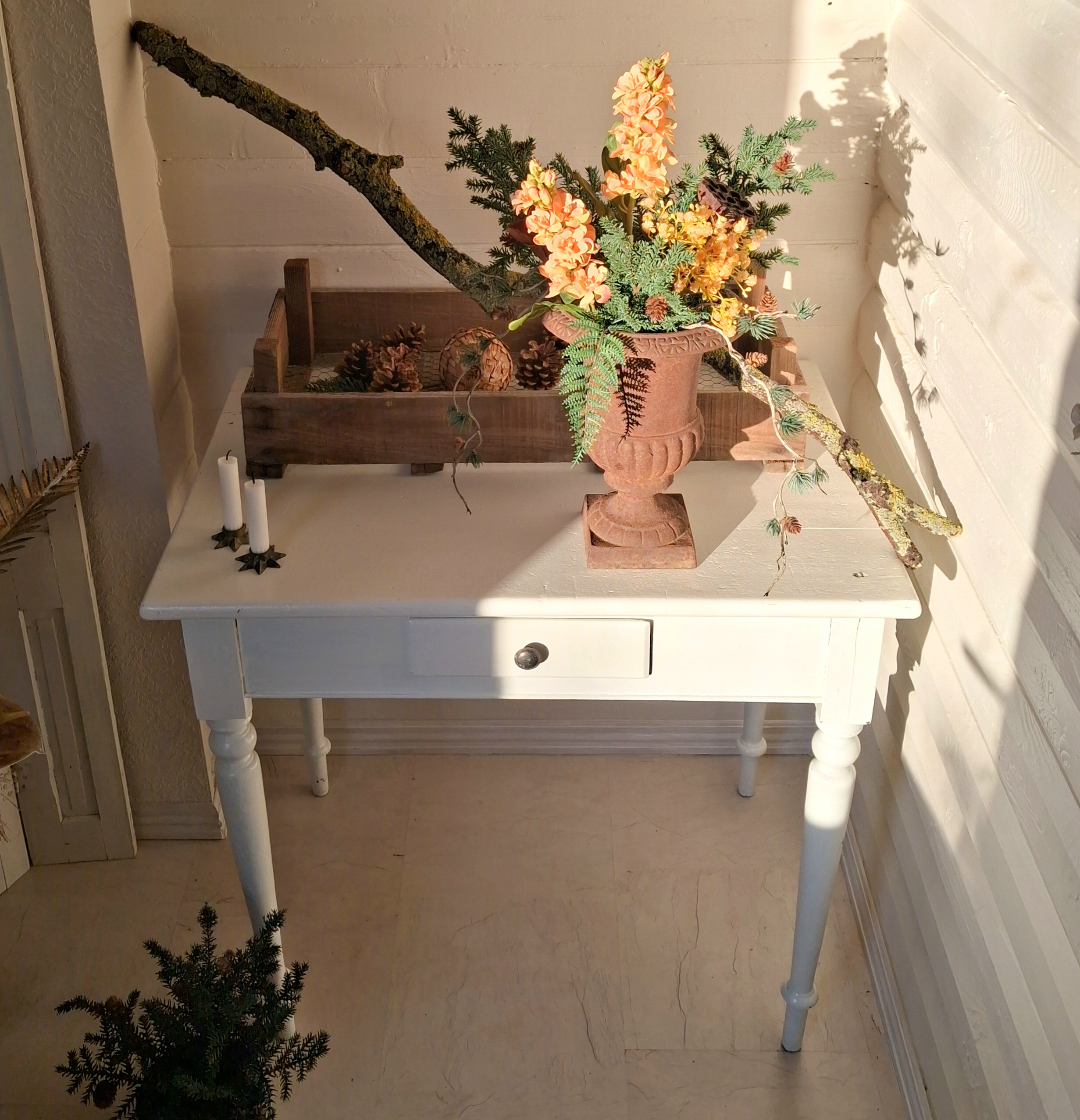 Fint gammelt hvidmalet bord med skuffe