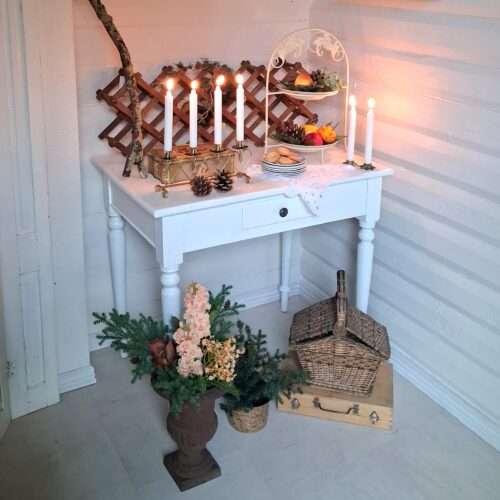 Fint gammelt hvidmalet bord med skuffe