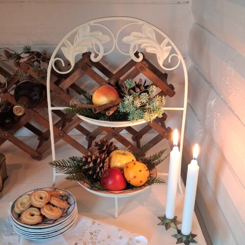 Flot tallerkenstativ i metal med 2 tallerkener