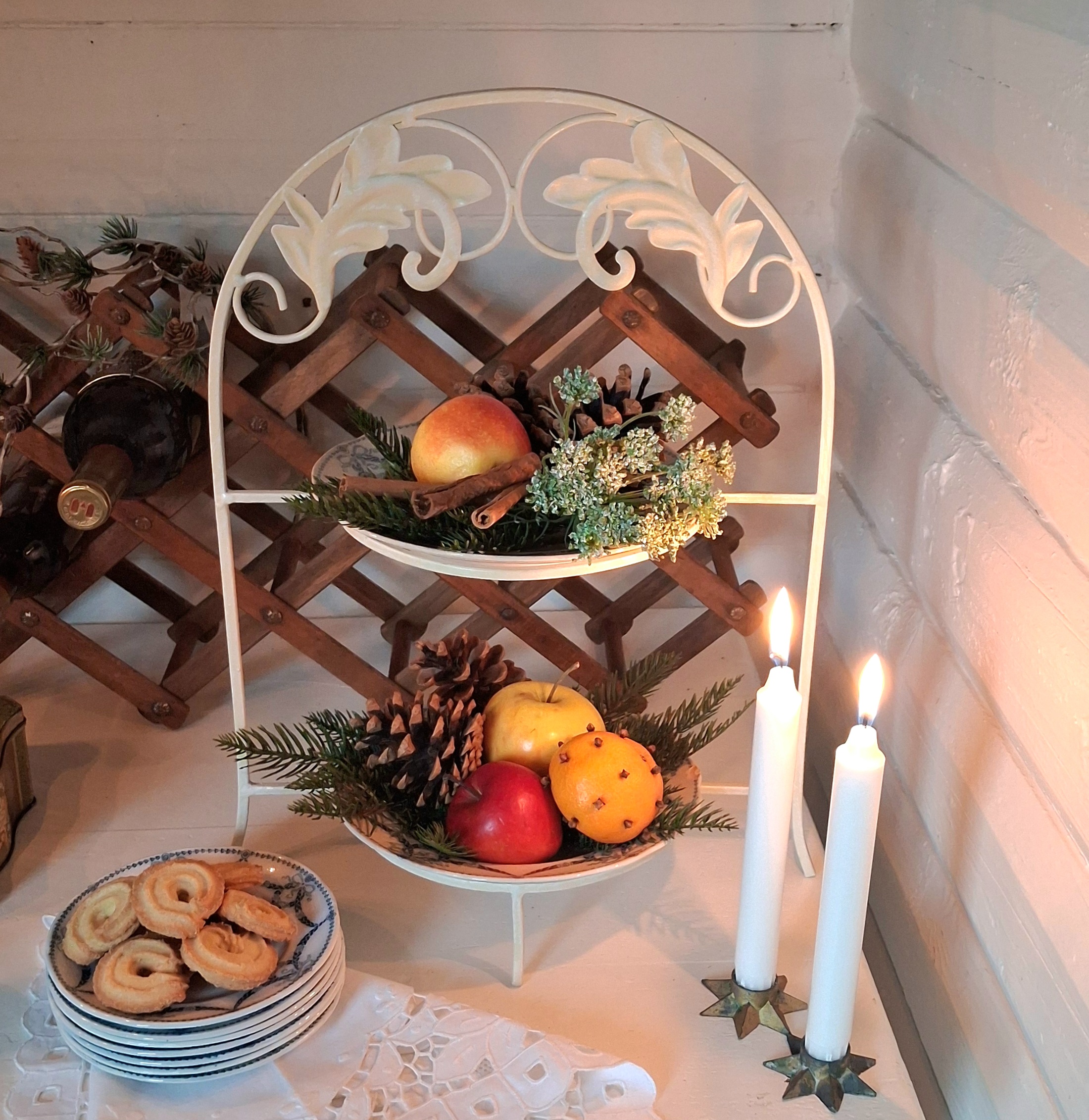 Flot tallerken stativ i metal med 2 tallerkener