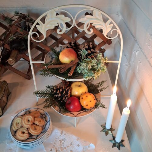 Flot tallerkenstativ i metal med 2 tallerkener