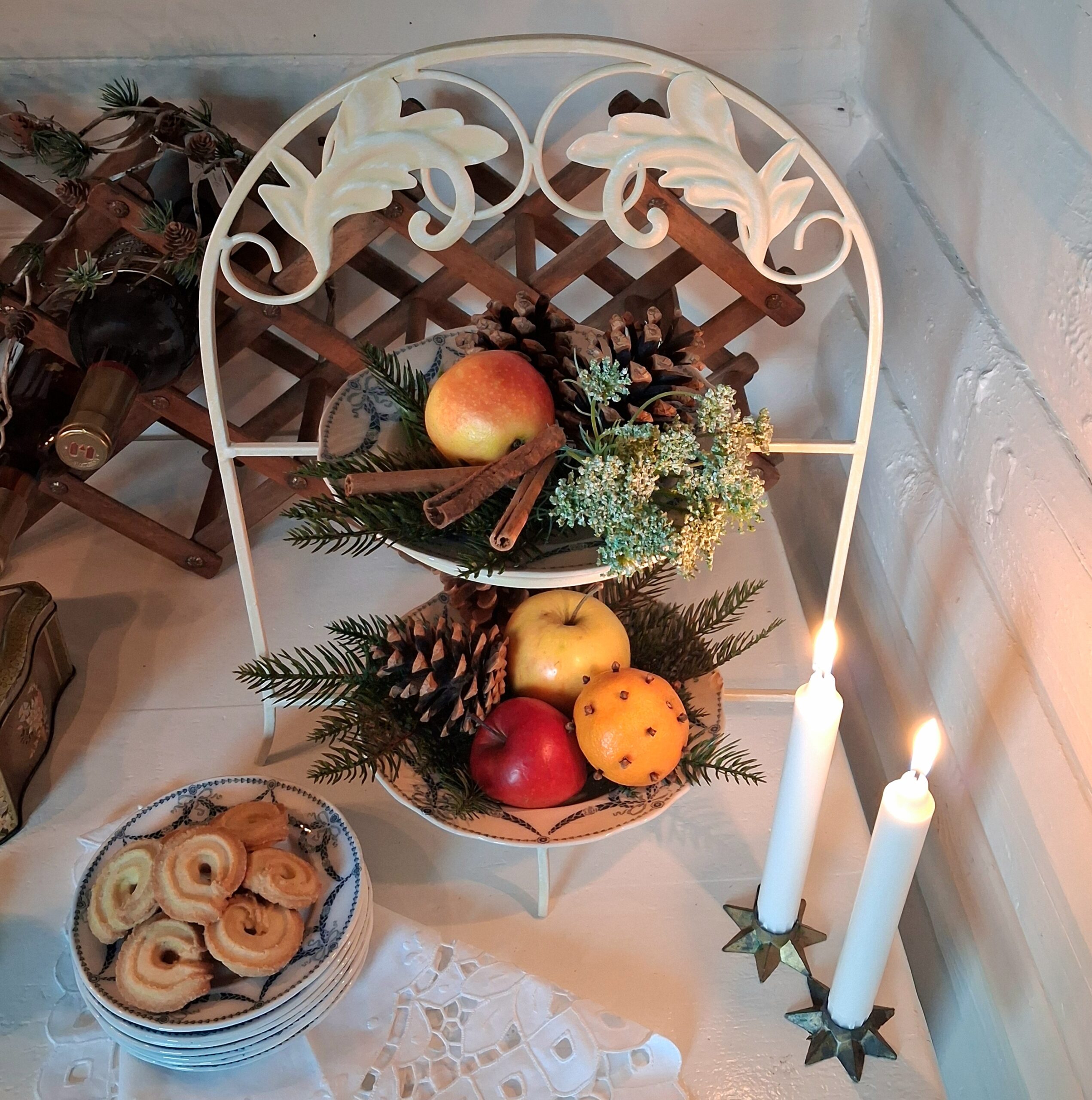 Flot tallerken stativ i metal med 2 tallerkener