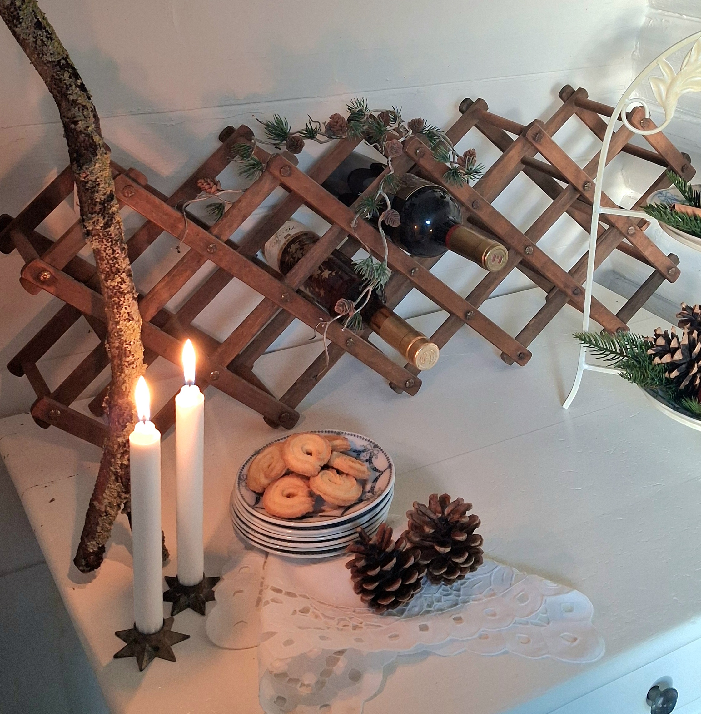 Stor flot vinreol i mørkt træ