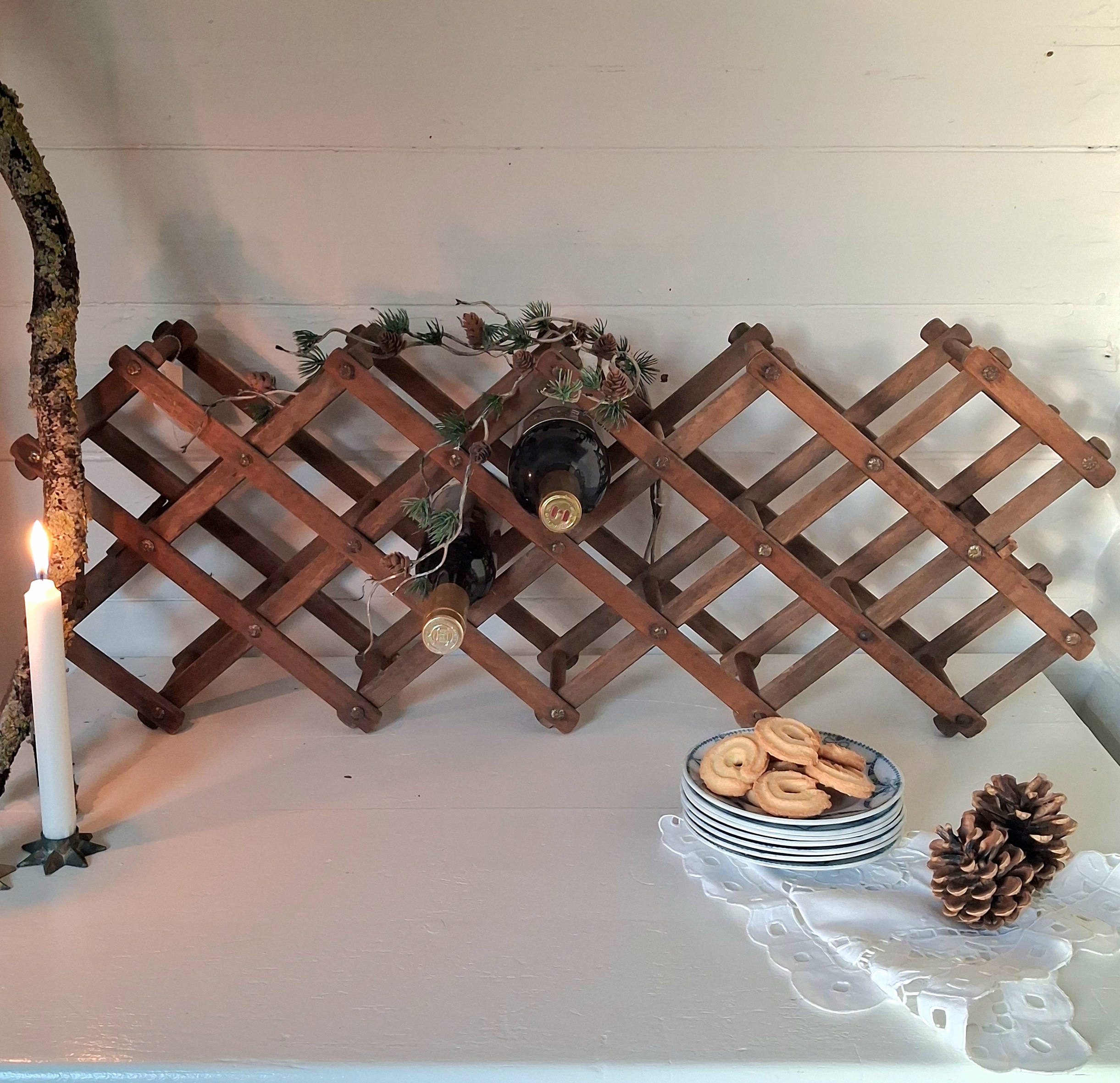 Stor flot vinreol i mørkt træ