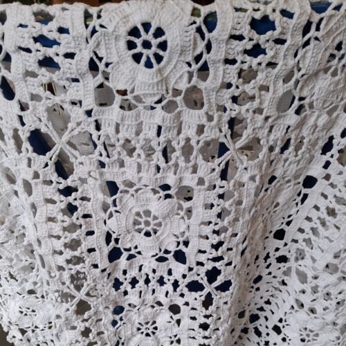 Flot hvidt hæklet sengetæppe / plaid