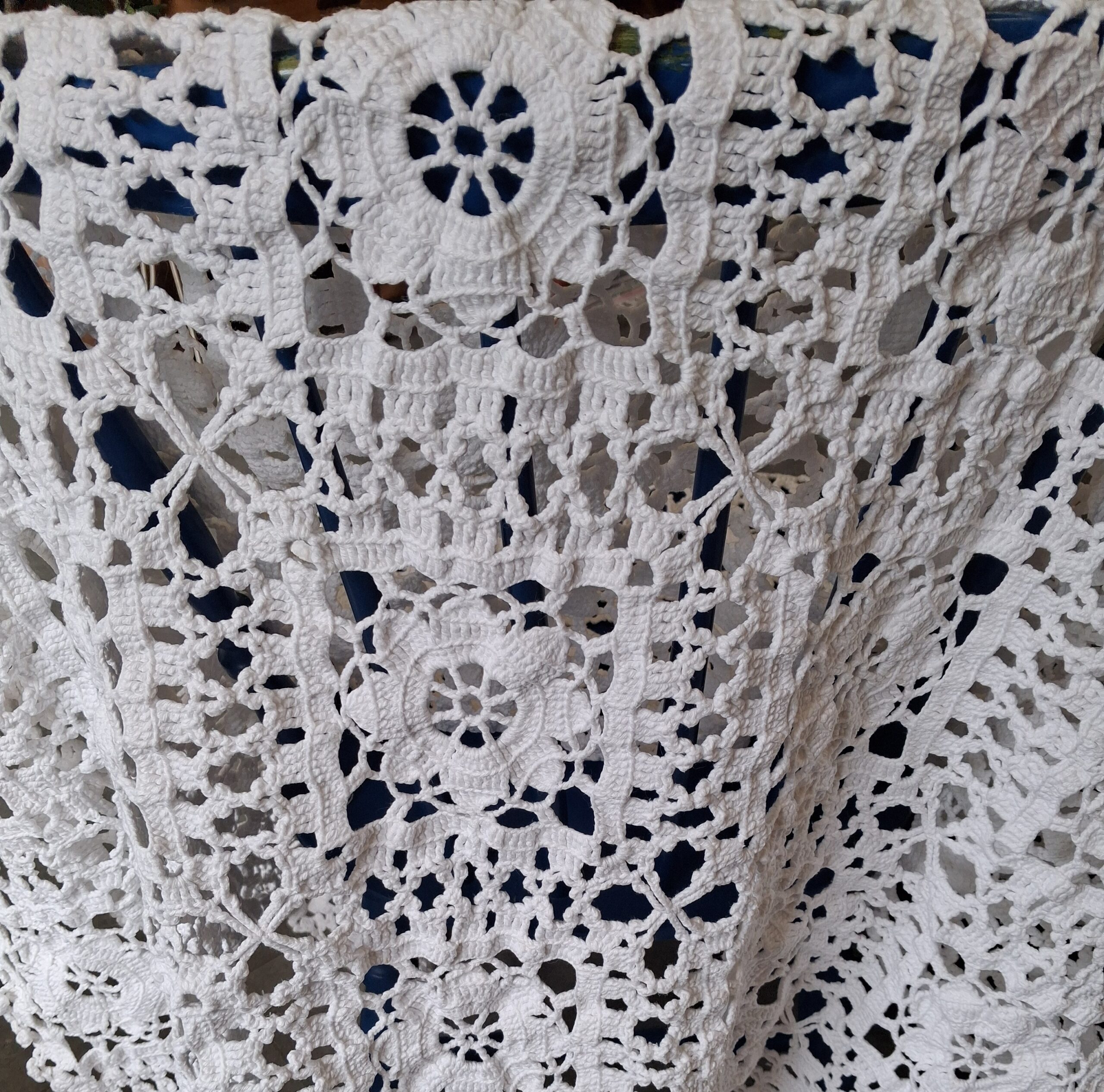 Flot hvidt hæklet sengetæppe / plaid