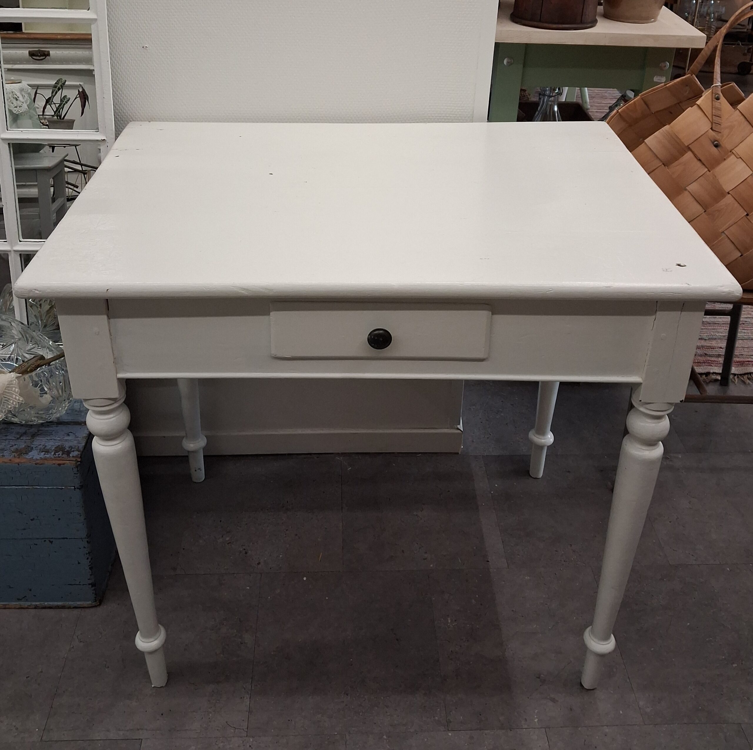 Fint gammelt hvidmalet bord