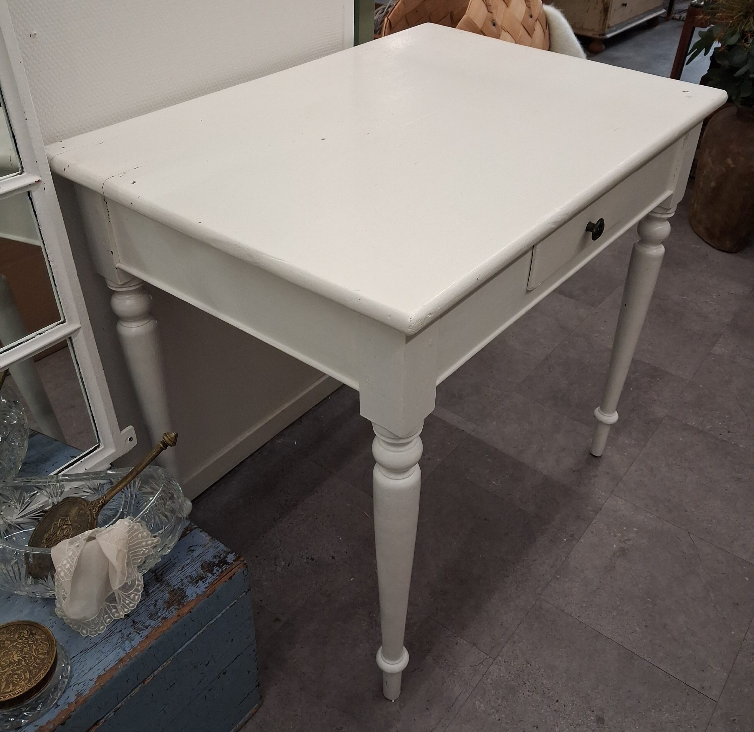 Fint gammelt hvidmalet bord med skuffe