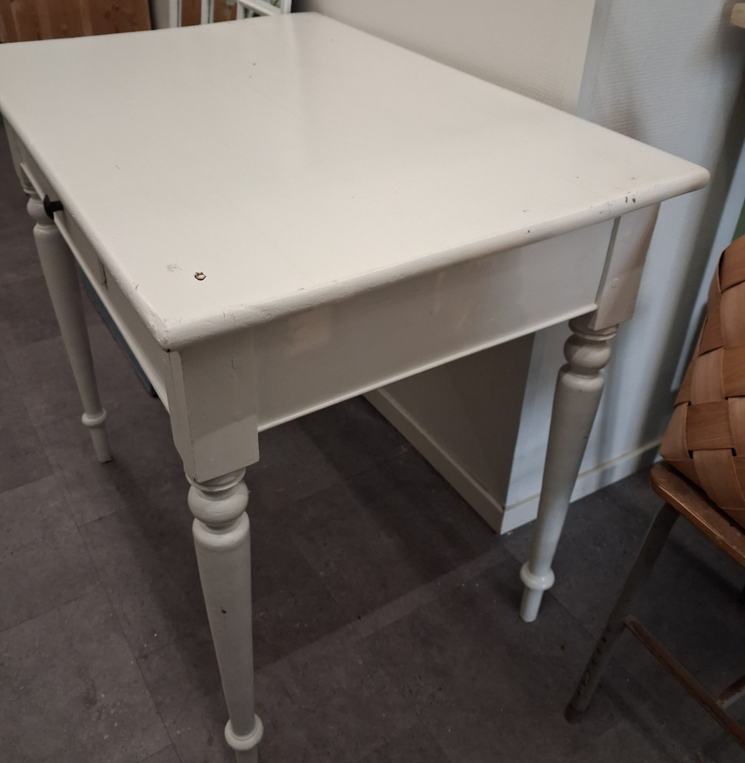 Fint gammelt hvidmalet bord