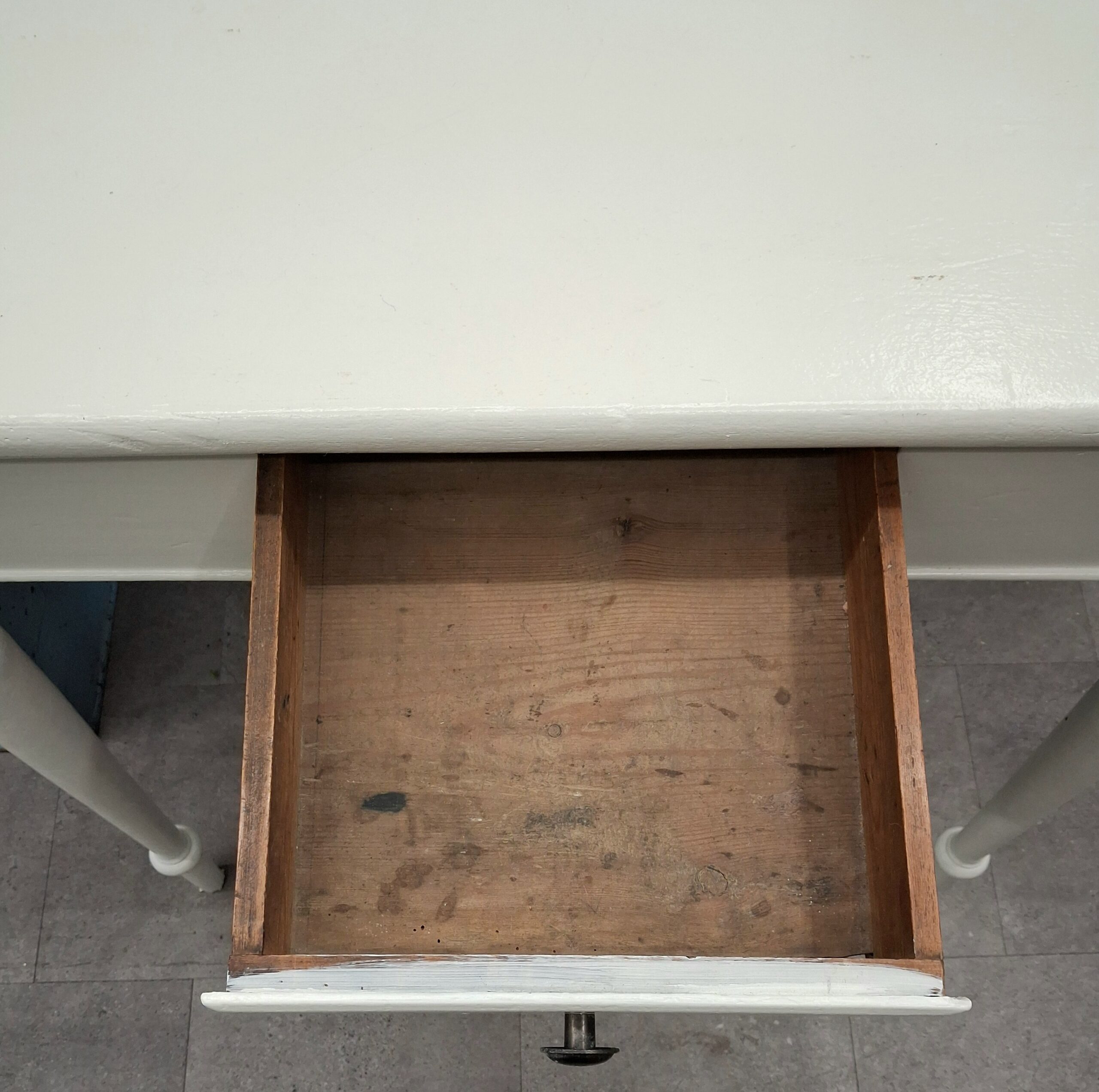 Fint gammelt hvidmalet bord