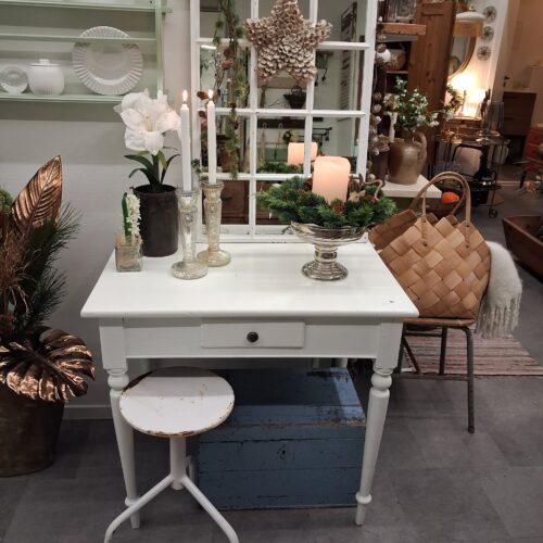 Fint gammelt hvidmalet bord med skuffe