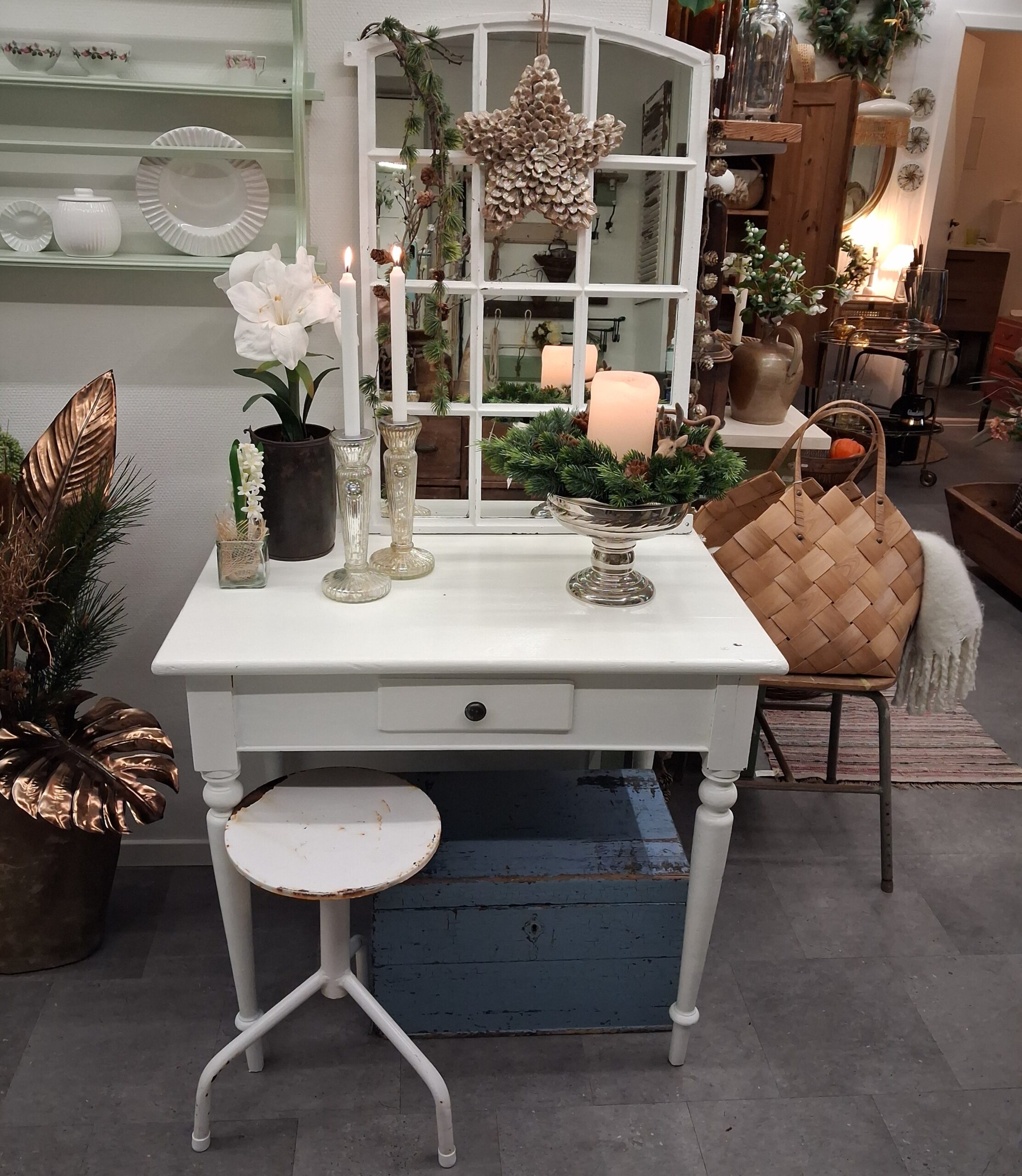 Fint gammelt hvidmalet bord