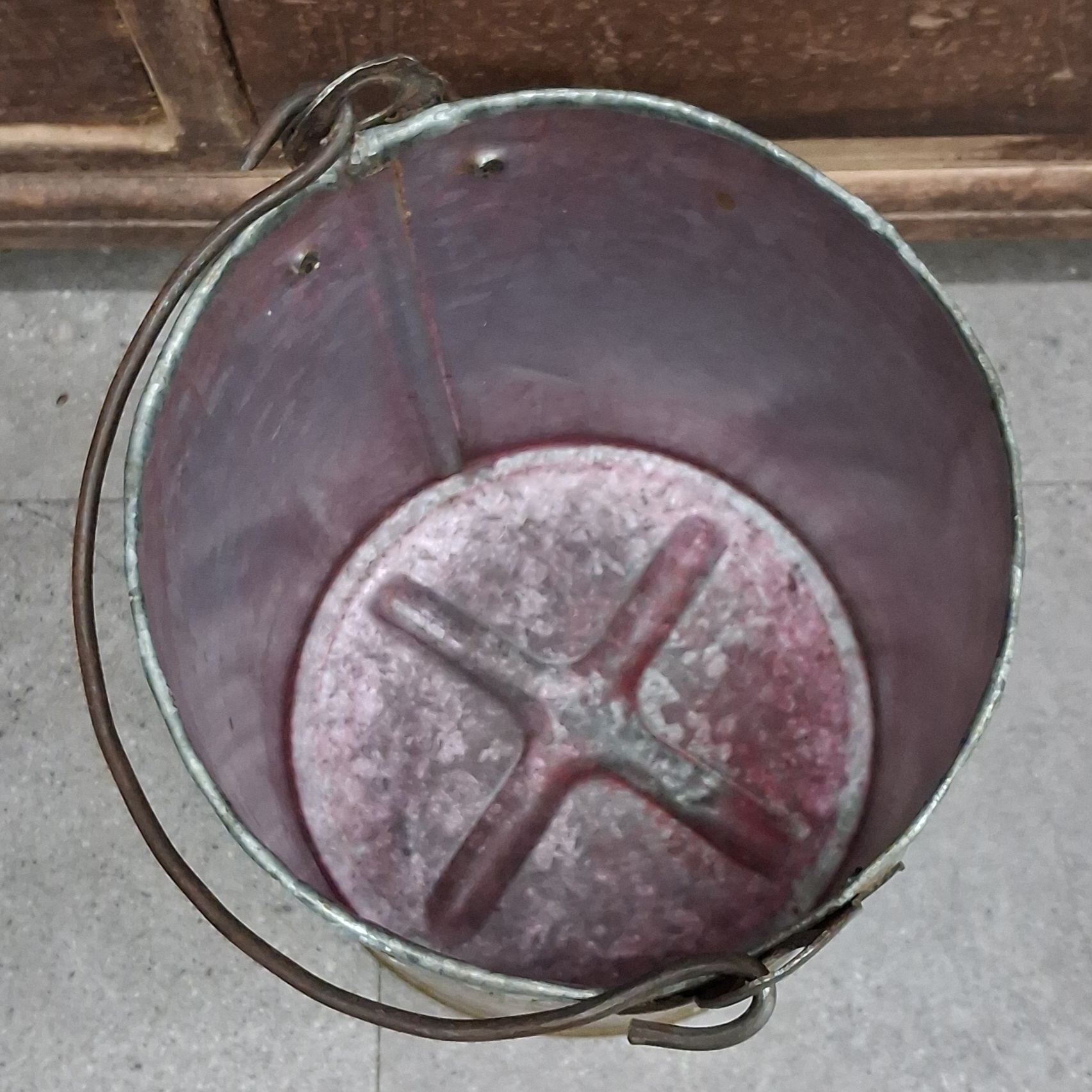 Flot rustik jernspand med hank - recycled