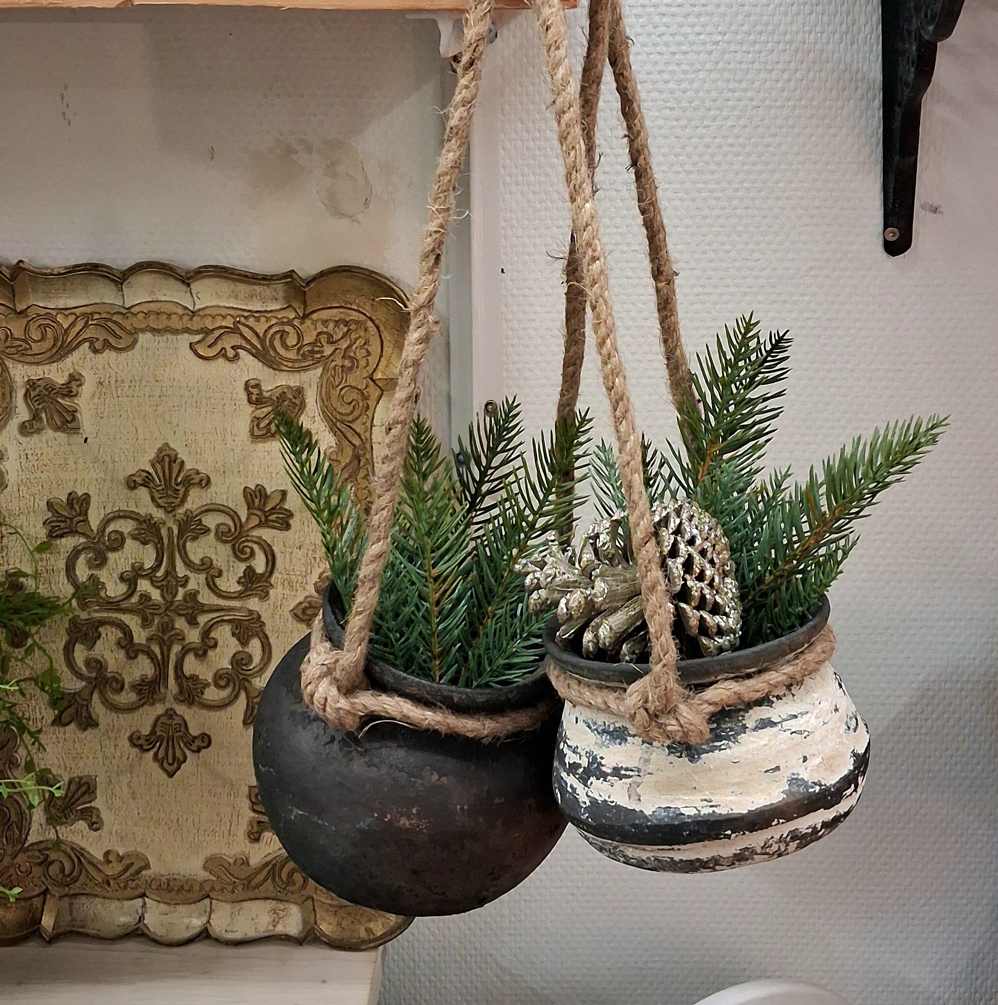 Rustik lerpotte med reb til ophæng