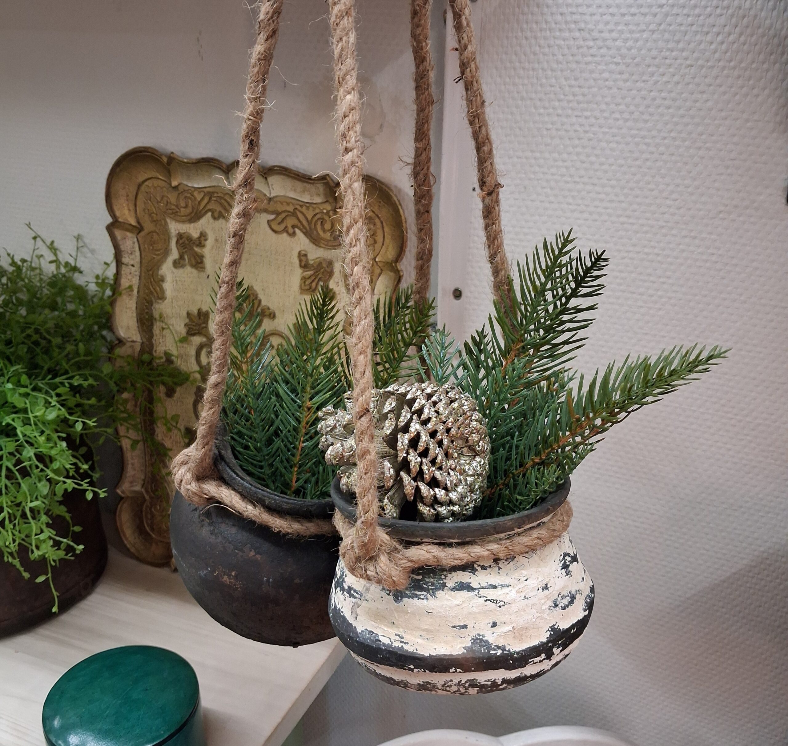 Rustik lerpotte med reb til ophæng