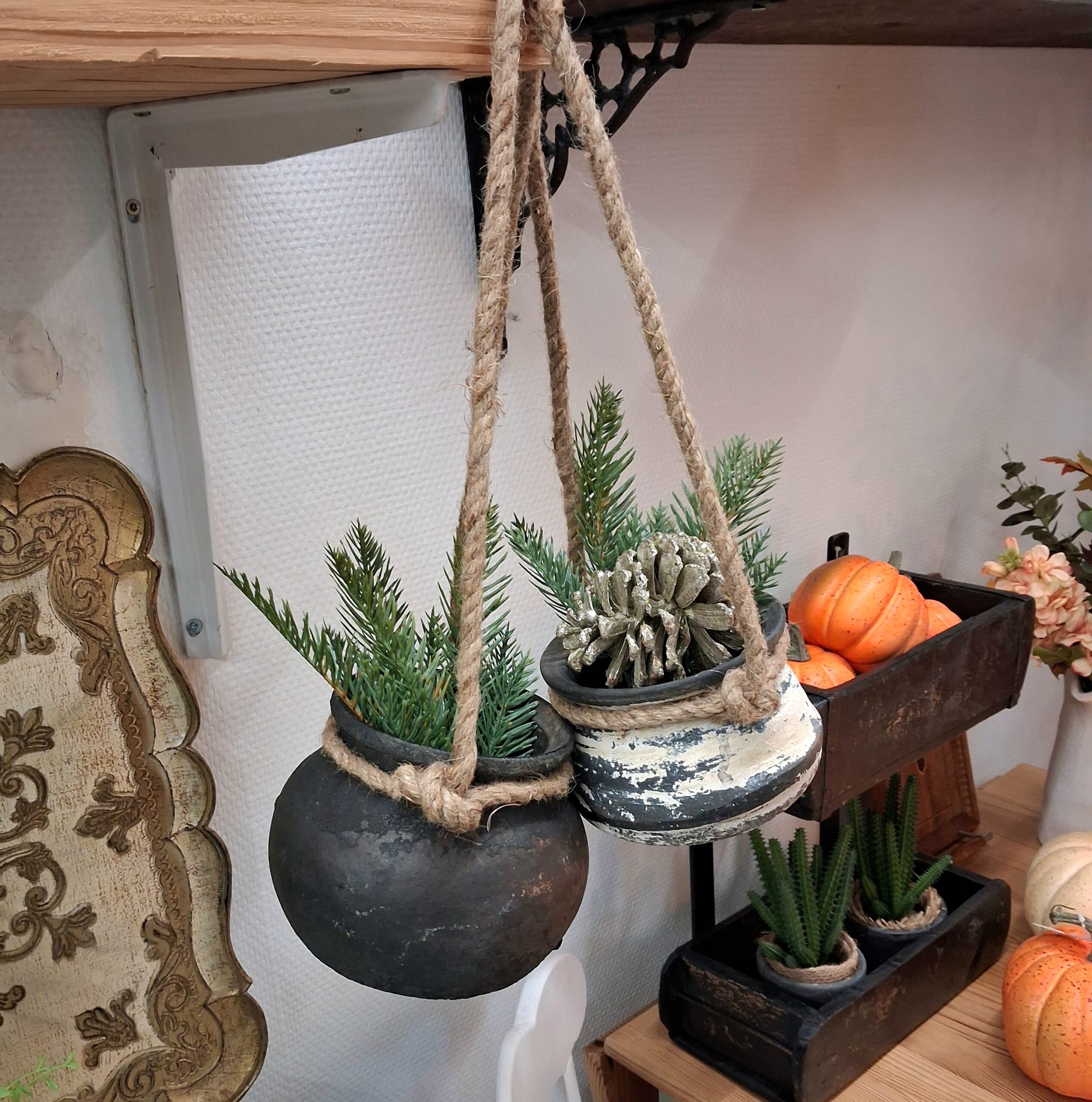 Rustik lerpotte med reb til ophæng