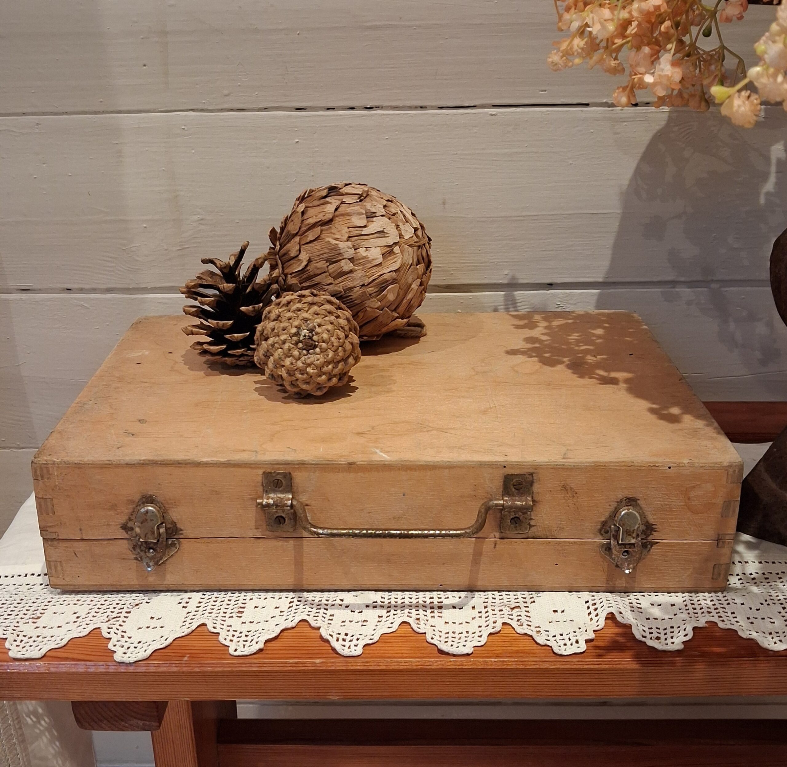 Fin gammel malerkasse med metalhank