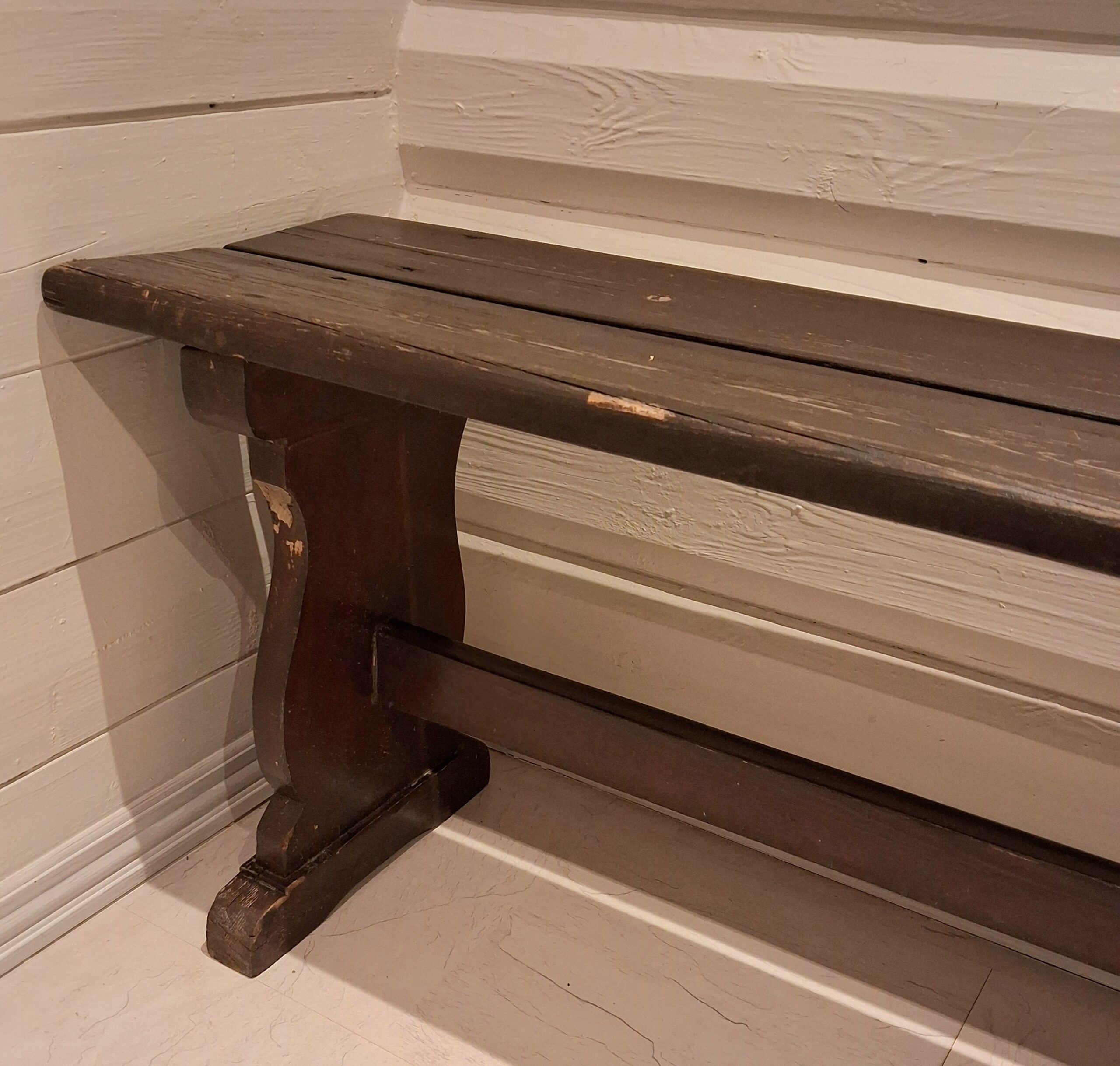 Flot og solid gammel bænk i fin stand