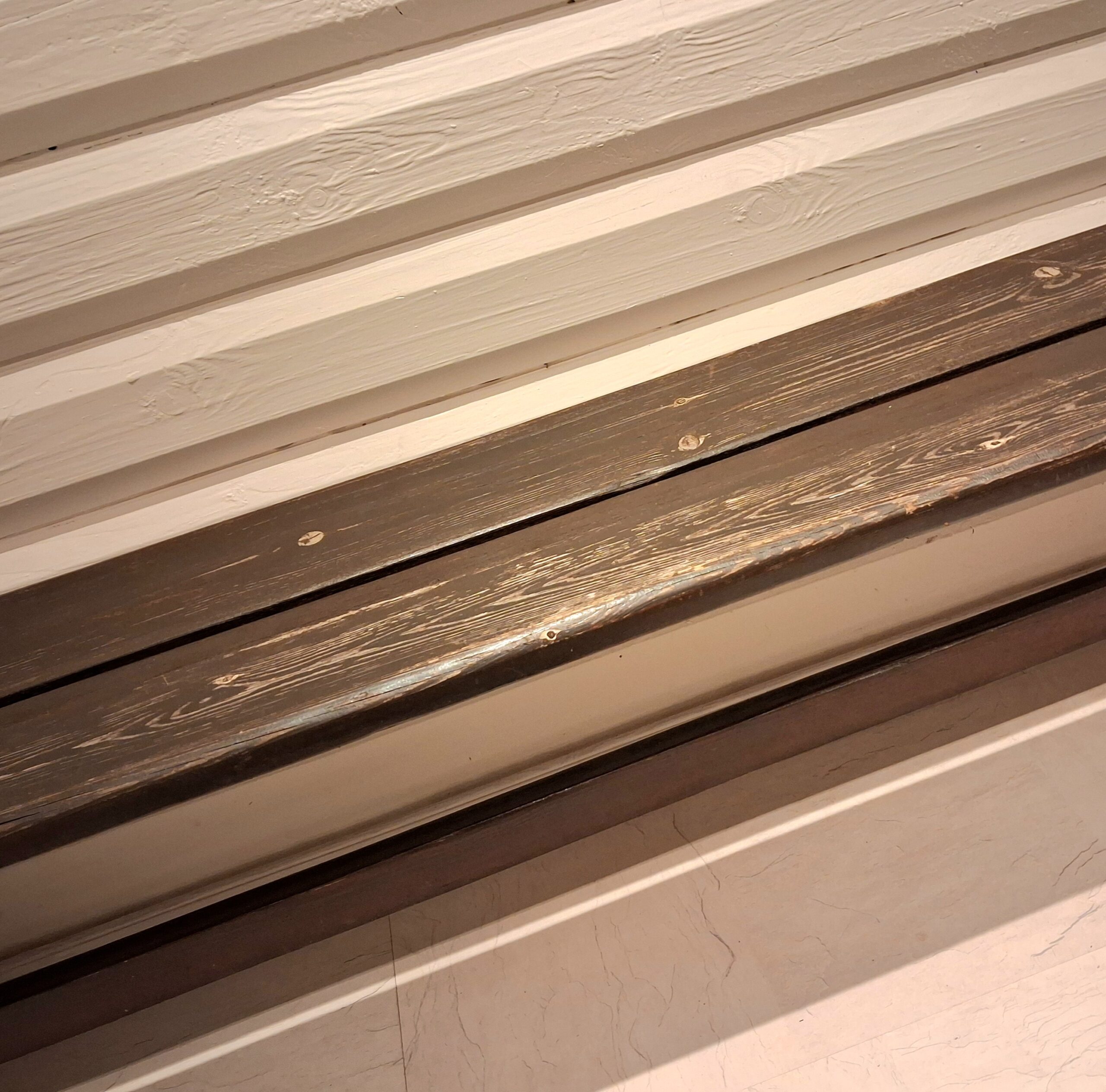 Flot og solid gammel bænk i fin stand