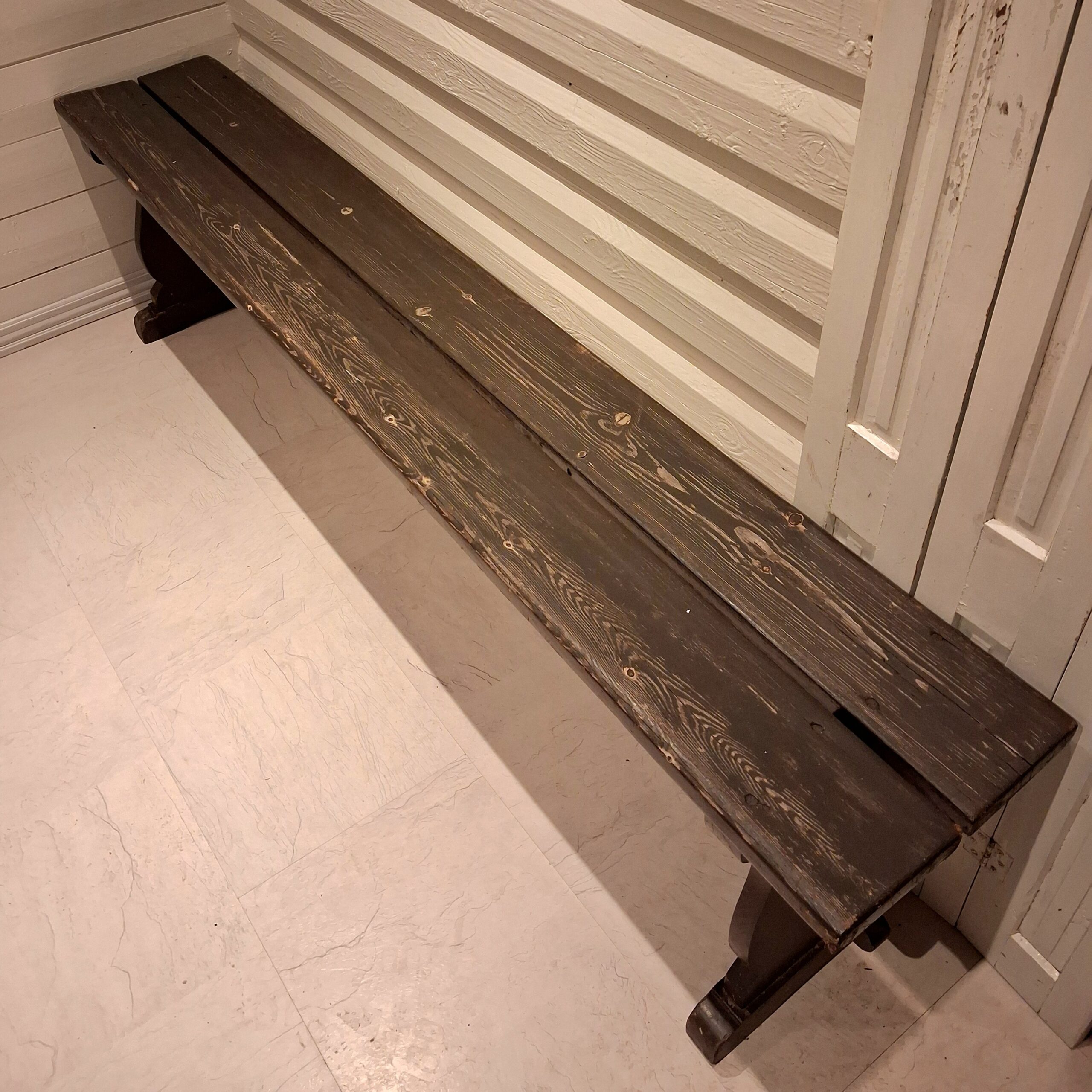 Flot og solid gammel bænk i fin stand