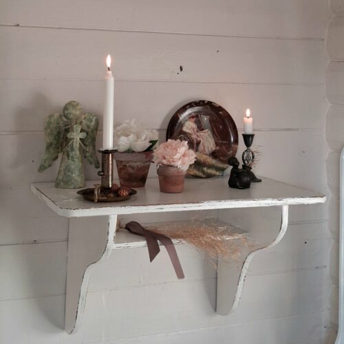 Gammel dyb hvidmalet hylde med ekstra hylde nederst