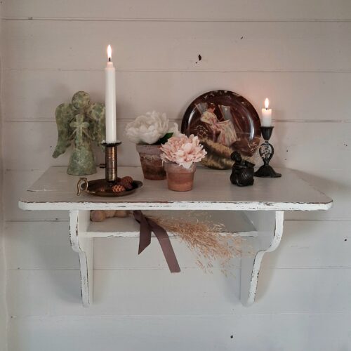 Gammel dyb hvidmalet hylde med ekstra hylde nederst