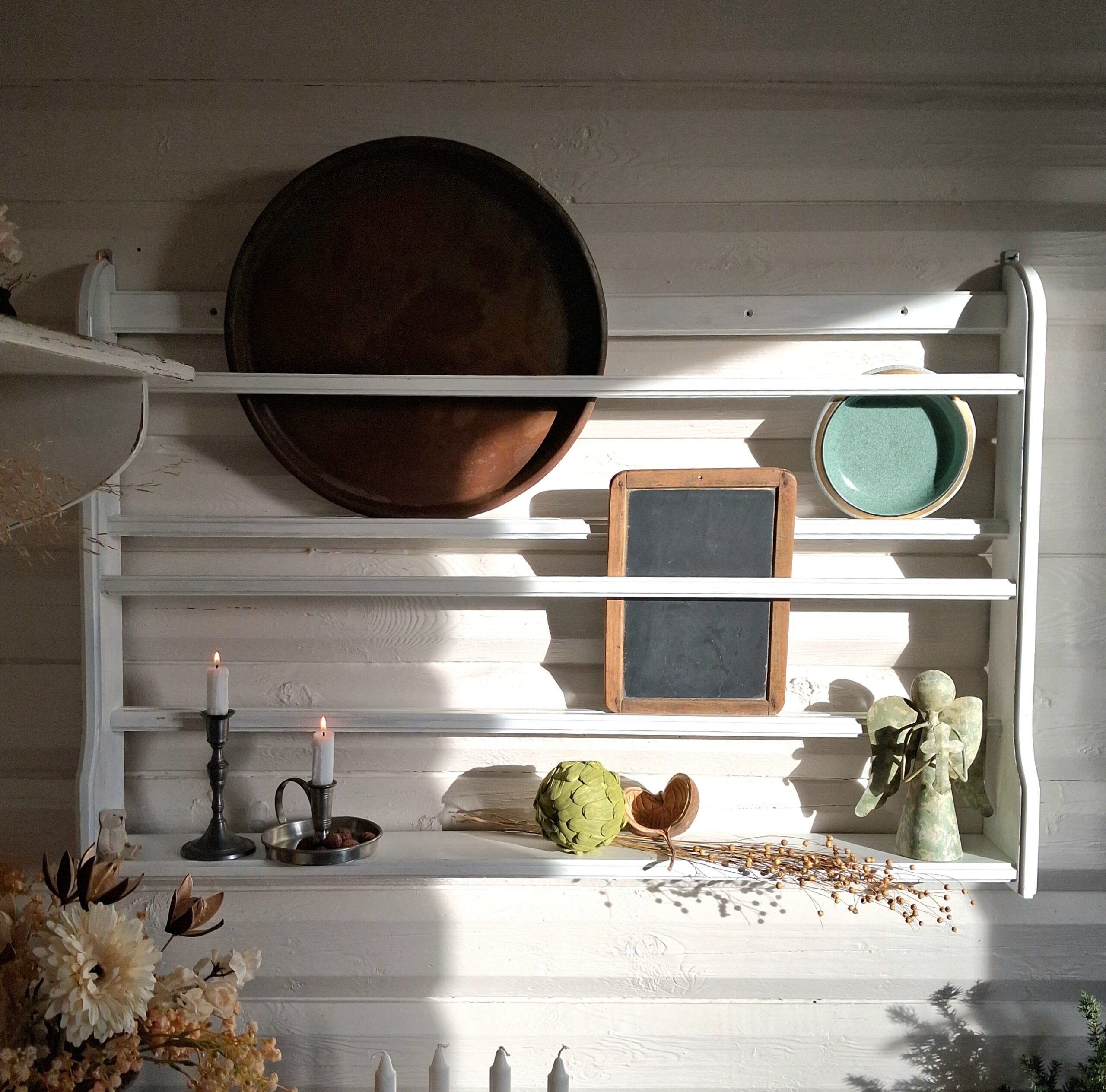 Flot stor hvid tallerkenrække i fin stand