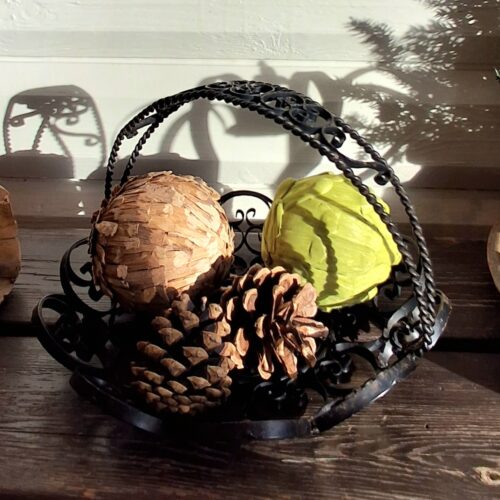 Flot og elegant metal skål med hank og hulmønster