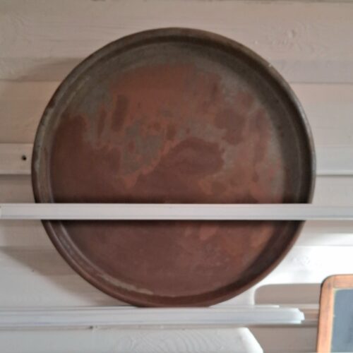 Stort rustikt fad i metal – recycled med flot patina